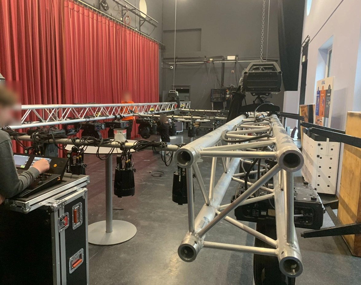 Overige evenementen, foto van het ophangen lampen